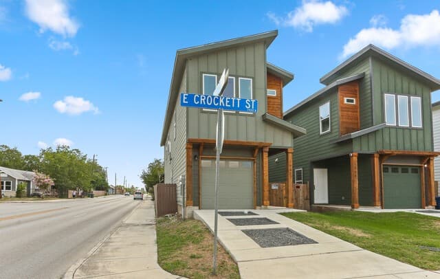 3-bedroom rental at 1962 E Crockett in San Antonio, TX — photo 2