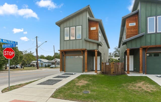 3-bedroom rental at 1962 E Crockett in San Antonio, TX — photo 3