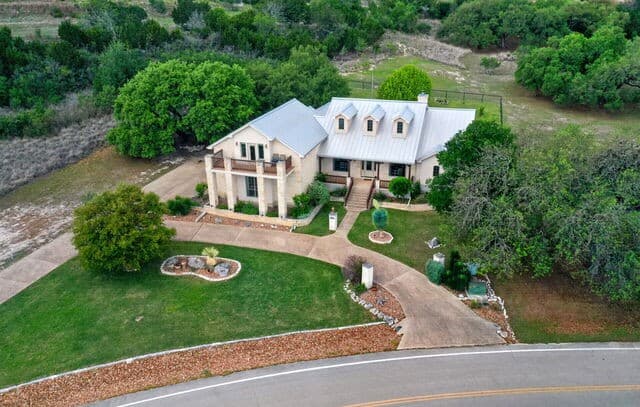 4-bedroom rental at 123 Grosbeak Dr in Spring Branch, TX — photo 2