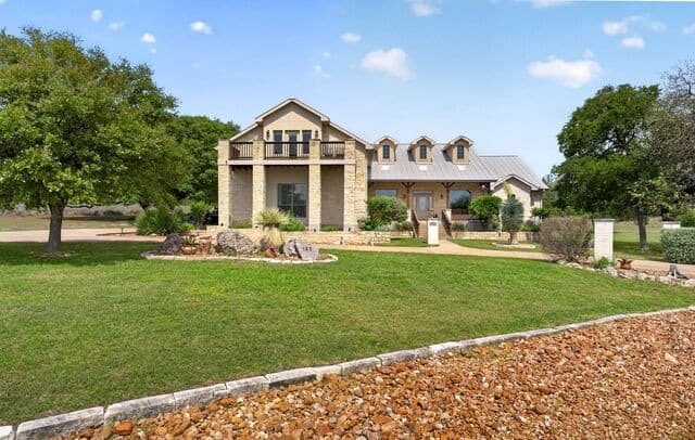 4-bedroom rental at 123 Grosbeak Dr in Spring Branch, TX — photo 3