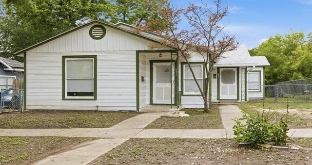 rental at 631 W Magnolia Ave in San Antonio, TX — photo 1
