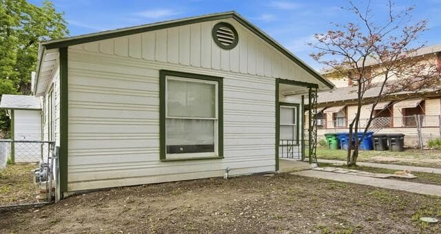 rental at 631 W Magnolia Ave in San Antonio, TX — photo 2