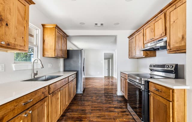 4-bedroom rental at 628 Fleming St in San Antonio, TX — photo 3