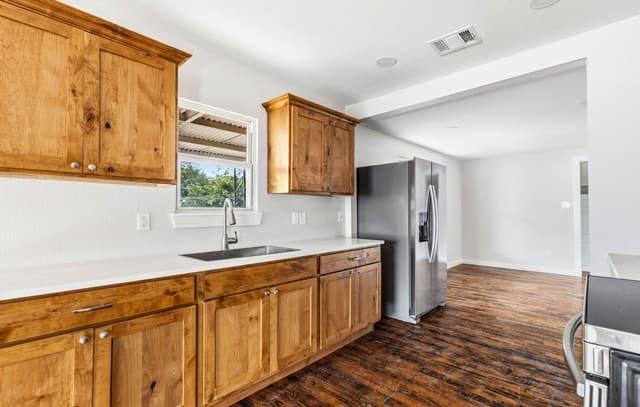 4-bedroom rental at 628 Fleming St in San Antonio, TX — photo 4