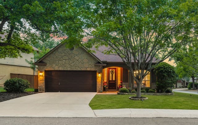 4-bedroom rental at 8330 Wayside Crk in San Antonio, TX — photo 1
