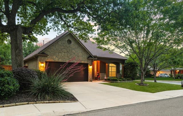 4-bedroom rental at 8330 Wayside Crk in San Antonio, TX — photo 2