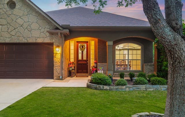 4-bedroom rental at 8330 Wayside Crk in San Antonio, TX — photo 4
