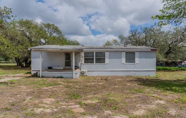 3-bedroom rental at 1217 County Road 6723 in Natalia, TX — photo 2