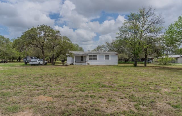3-bedroom rental at 1217 County Road 6723 in Natalia, TX — photo 3