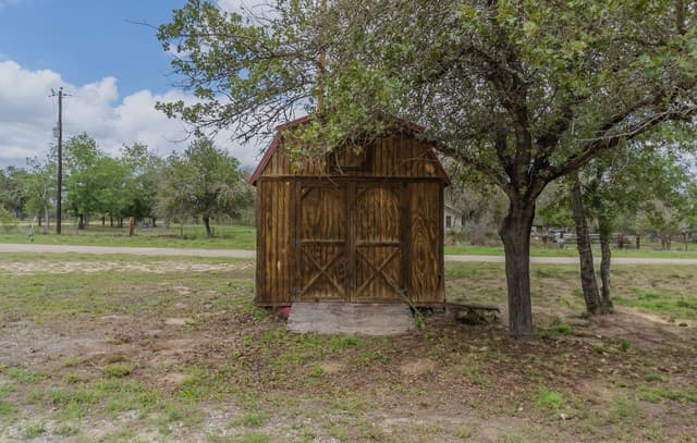 3-bedroom rental at 1217 County Road 6723 in Natalia, TX — photo 4