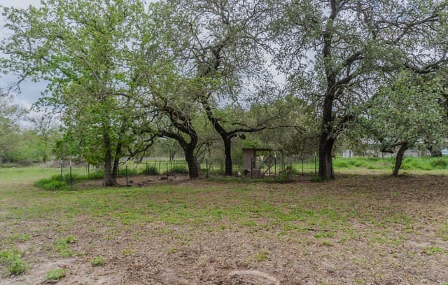 3-bedroom rental at 1217 County Road 6723 in Natalia, TX — photo 5