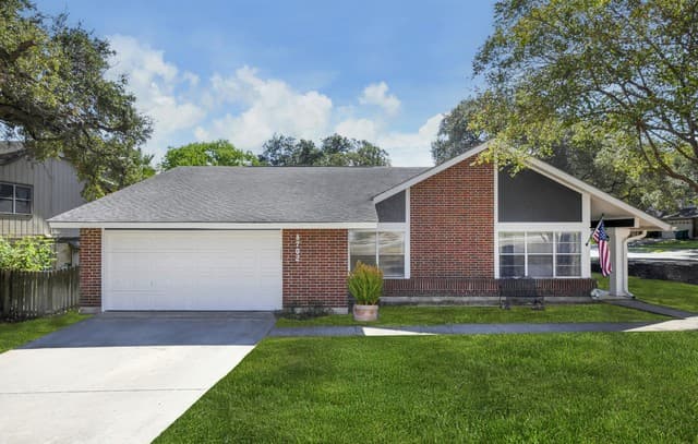 5-bedroom rental at 8702 Collingwood in Universal City, TX — photo 1