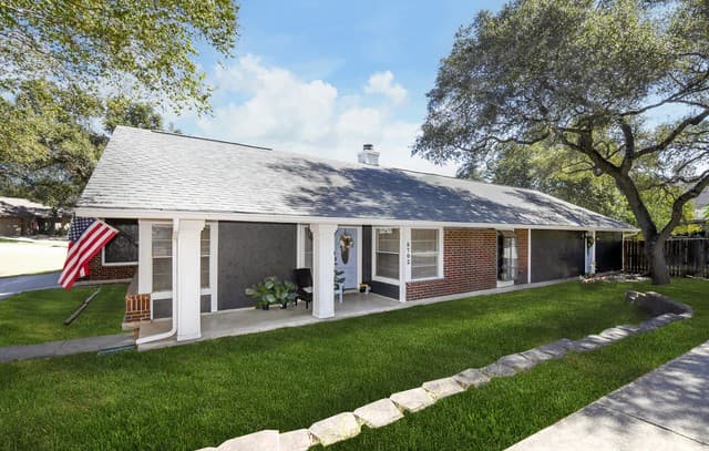 5-bedroom rental at 8702 Collingwood in Universal City, TX — photo 2