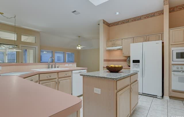 4-bedroom rental at 9923 Tezel Road in San Antonio, TX — photo 5