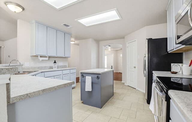 3-bedroom rental at 5619 Spring Fire in San Antonio, TX — photo 5