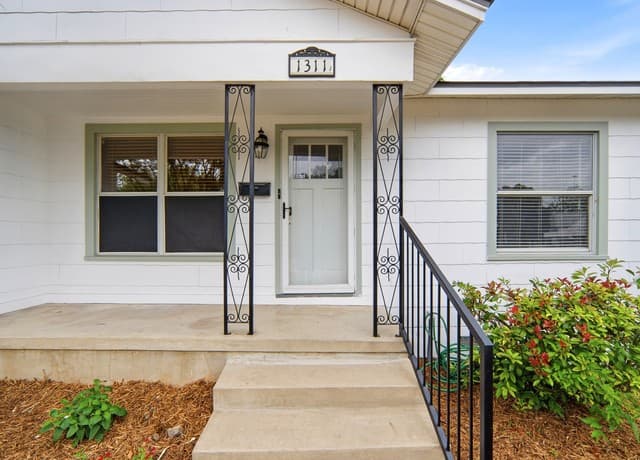 2-bedroom rental at 1311 W Rosewood Ave in San Antonio, TX — photo 1