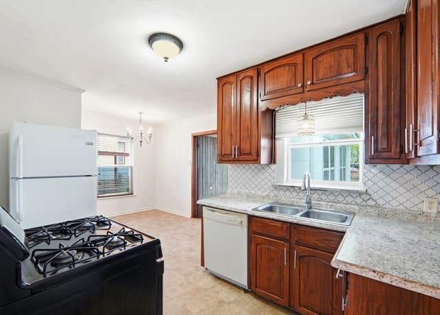 2-bedroom rental at 1311 W Rosewood Ave in San Antonio, TX — photo 2