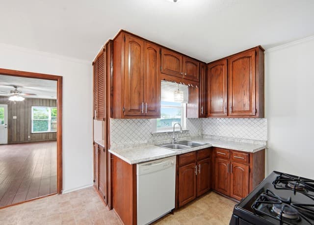 2-bedroom rental at 1311 W Rosewood Ave in San Antonio, TX — photo 3