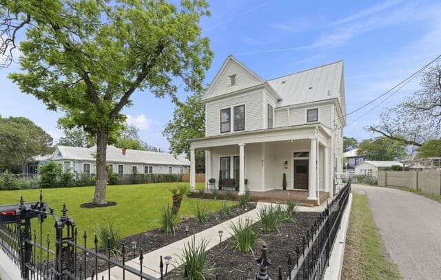 3-bedroom rental at 617 E Guenther in San Antonio, TX — photo 2