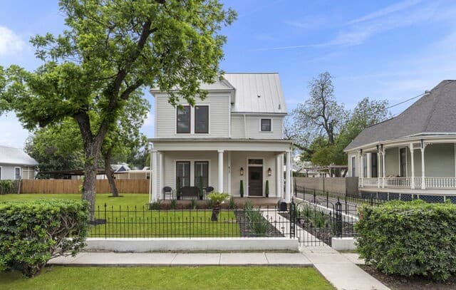 3-bedroom rental at 617 E Guenther in San Antonio, TX — photo 3