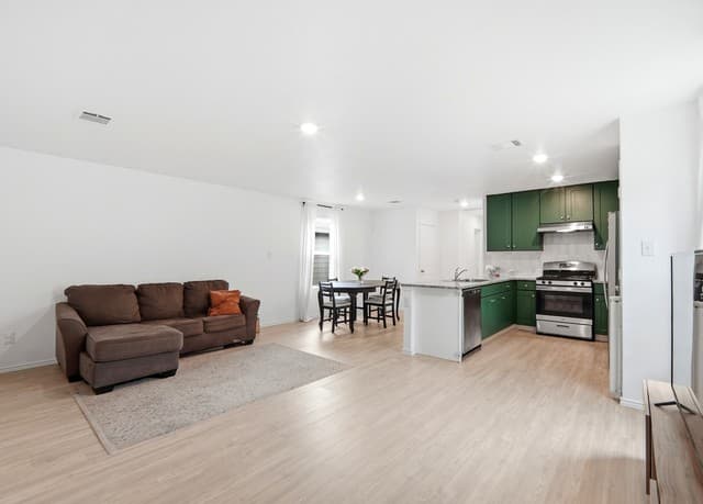 3-bedroom rental at 8027 Serro Medina in San Antonio, TX — photo 2