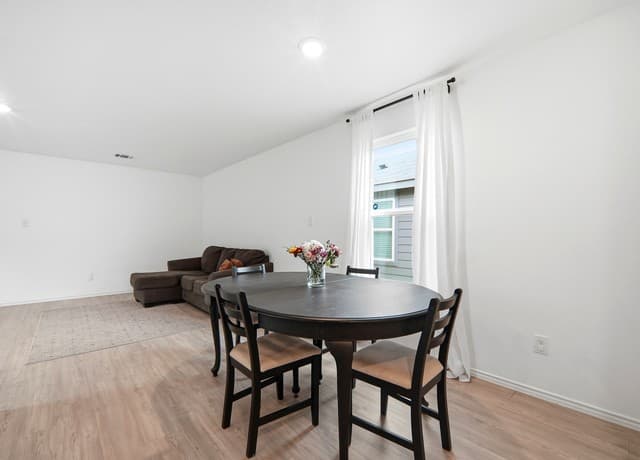 3-bedroom rental at 8027 Serro Medina in San Antonio, TX — photo 4