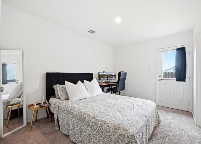 3-bedroom rental at 8027 Serro Medina in San Antonio, TX — photo 5