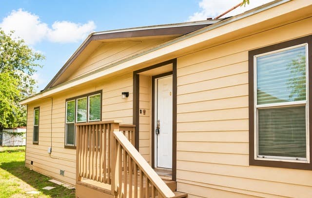 3-bedroom rental at 18066 La Gloria Rd in Elmendorf, TX — photo 1