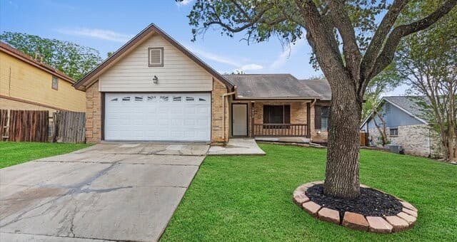 3-bedroom rental at 14614 Highland Rdg in San Antonio, TX — photo 2