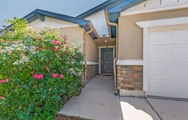 3-bedroom rental at 10203 Relic Oaks in San Antonio, TX — photo 2