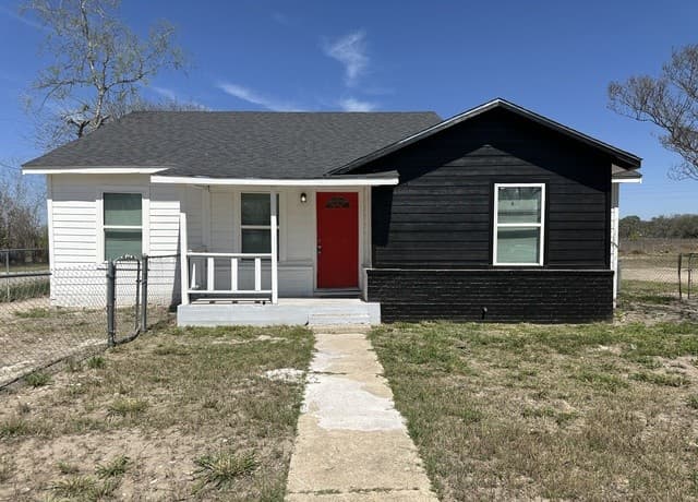 4-bedroom rental at 514 Davis Ave in Devine, TX — photo 2