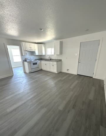 4-bedroom rental at 514 Davis Ave in Devine, TX — photo 5