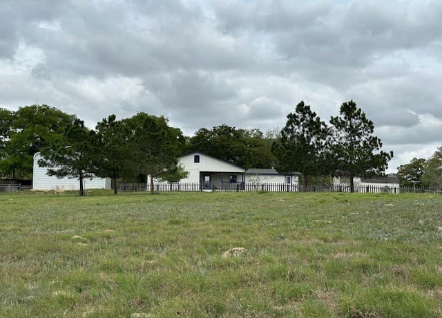3-bedroom rental at 412 Lake Dr in La Vernia, TX — photo 2