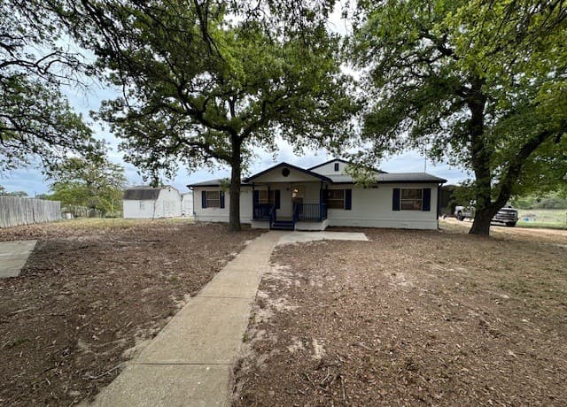 3-bedroom rental at 412 Lake Dr in La Vernia, TX — photo 3