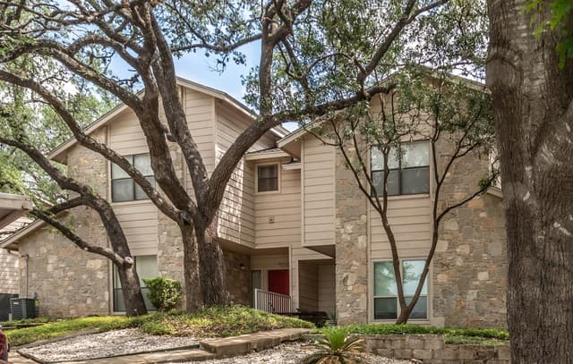 2-bedroom rental at 829 W Bitters Rd Unit 401 in San Antonio, TX — photo 1