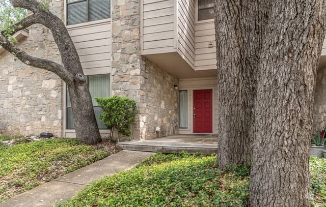 2-bedroom rental at 829 W Bitters Rd Unit 401 in San Antonio, TX — photo 2