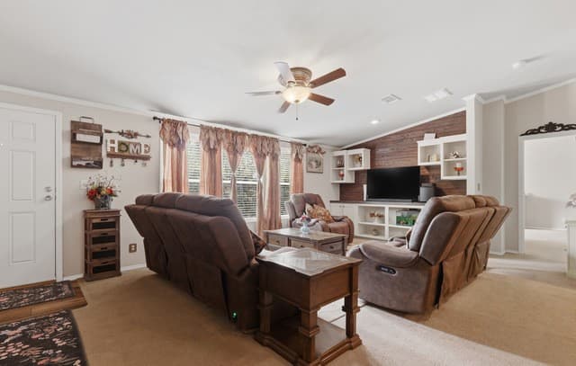 4-bedroom rental at 24231 Post Oak View in San Antonio, TX — photo 5