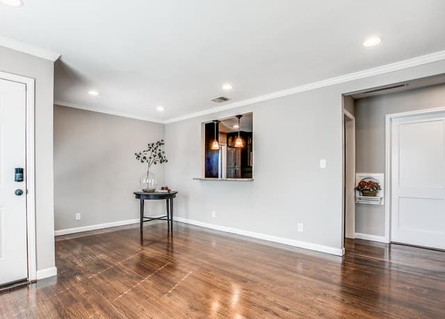3-bedroom rental at 411 Devonshire Dr in San Antonio, TX — photo 2