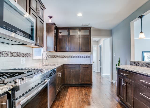 3-bedroom rental at 411 Devonshire Dr in San Antonio, TX — photo 4