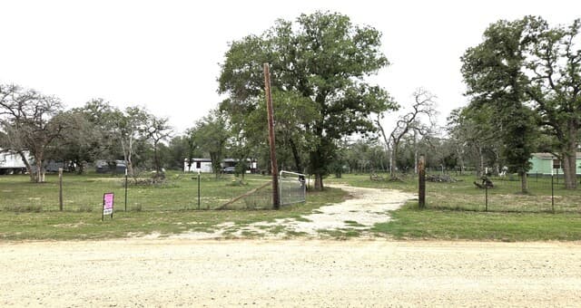 rental at 318 Shady Oaks in Floresville, TX — photo 2