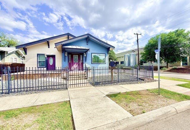 4-bedroom rental at 702 E Euclid Ave in San Antonio, TX — photo 1