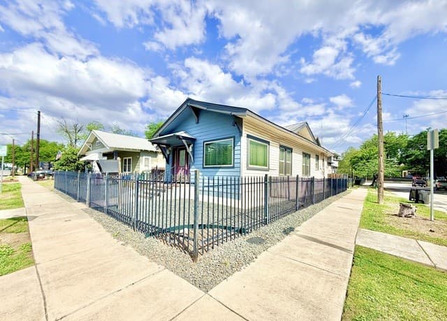 4-bedroom rental at 702 E Euclid Ave in San Antonio, TX — photo 2