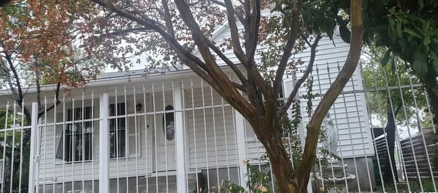 3-bedroom rental at 622 W Baylor in San Antonio, TX — photo 2