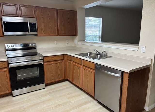 3-bedroom rental at 22 Anchorage Bay in San Antonio, TX — photo 3