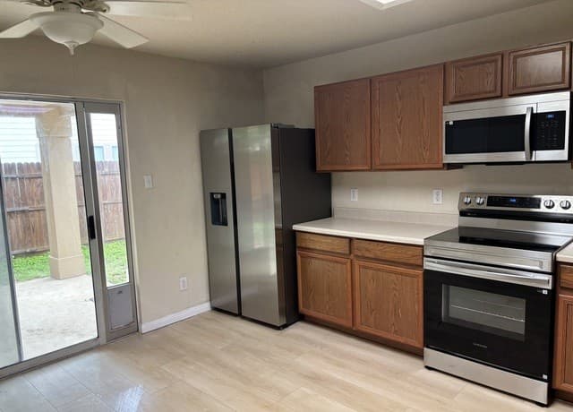3-bedroom rental at 22 Anchorage Bay in San Antonio, TX — photo 4