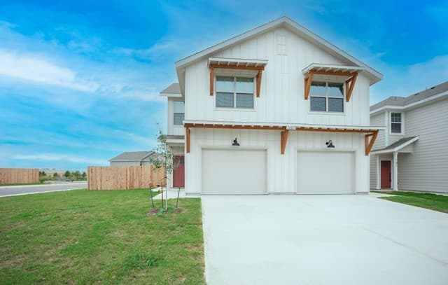 3-bedroom rental at 7607 Gramercy Way Unit 102 in San Antonio, TX — photo 1