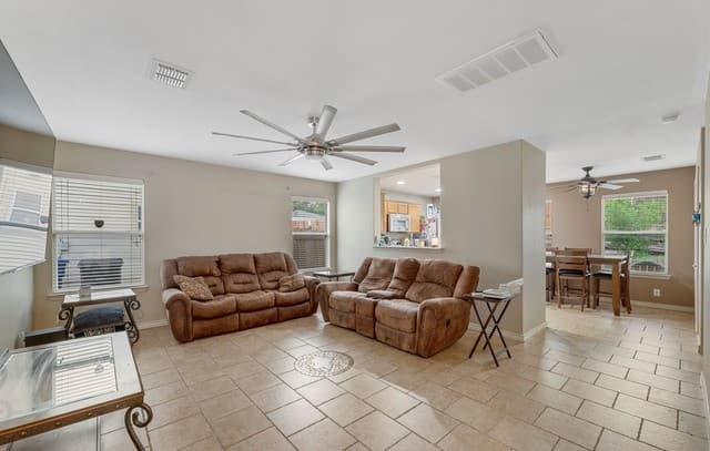 4-bedroom rental at 10302 Buescher Ln in San Antonio, TX — photo 3