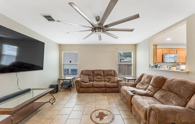 4-bedroom rental at 10302 Buescher Ln in San Antonio, TX — photo 4