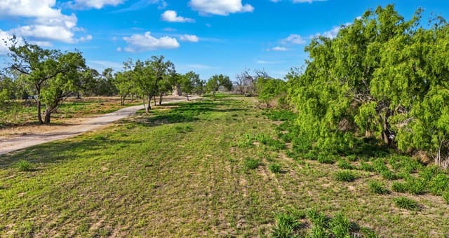 rental at 238 E Ditto Rd in Poteet, TX — photo 2