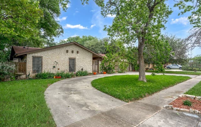 4-bedroom rental at 4503 Pecan Grove in San Antonio, TX — photo 3